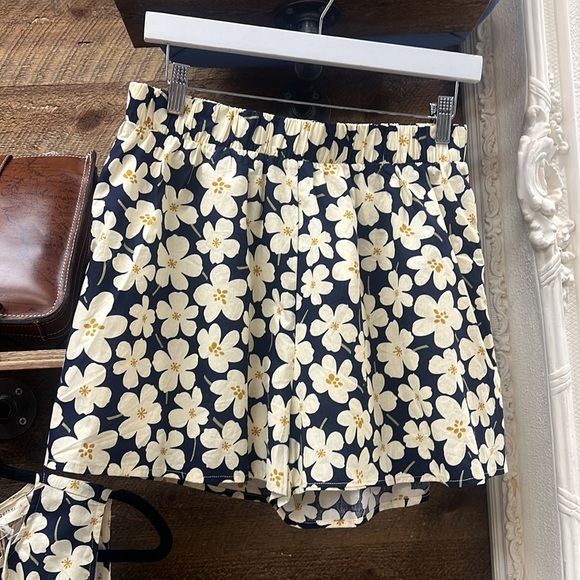 By Together Find Me Floral Set Tank & Shorts Size Large NWT - Picture 8 of 16